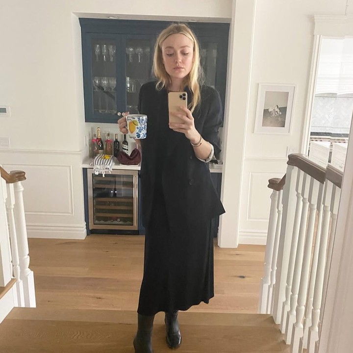 <p>Dakota Fanning memulai debut aktingnya di usia 7 tahun. Aktris yang kini berusia 30 tahun itu kerap mendapatkan peran anak-anak dan disandingkan dengan aktor ternama seperti Sean Penn, Denzel Washinton, Robert De Niro, hingga Tom Cruise, semasa kecil. Beranjak dewasa, Dakota terus mengembangkan kariernya di dunia akting hingga kini menjadi salah satu aktris ternama Hollywood. (Foto: Instagram @dakotafanning)</p>