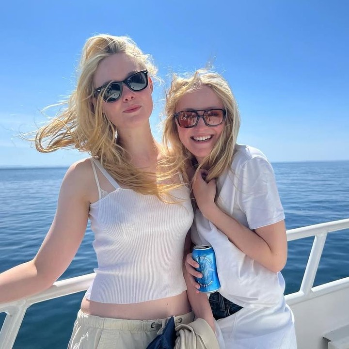 <p>Kesuksesan karier Dakota dan Elle di industri hiburan Hollywood telah menuai banyak prestasi. Keduanya sering memenangkan penghargaan bergengsi di bidang akting. Baru-baru ini, Dakota dan Elle hadir di Golden Globe Awards 2025. Elle menemani sekaligus memberikan dukungan ke sang kakak yang masuk nominasi sebagai Aktris Pendukung Terbaik dalam Serial Telvisi untuk serial <em>Ripley</em>. (Foto: Instagram @dakotafanning)</p>
