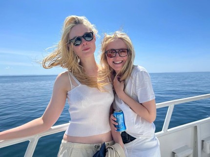 5 Potret Dakota dan Elle Fanning, Kakak Adik yang Sukses Berkarier di Hollywood
