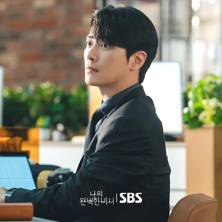 <p>Dalam Love Scout, Yoo Eun-ho digambarkan sebagai sekretaris dari seorang CEO perusahaan headhunting bernama Kang Ji Yun. Ia memiliki performa kerja yang sangat baik dan handal melakukan segala hal di luar pekerjaannya. (Foto: Instagram @sbsdrama.official)</p>