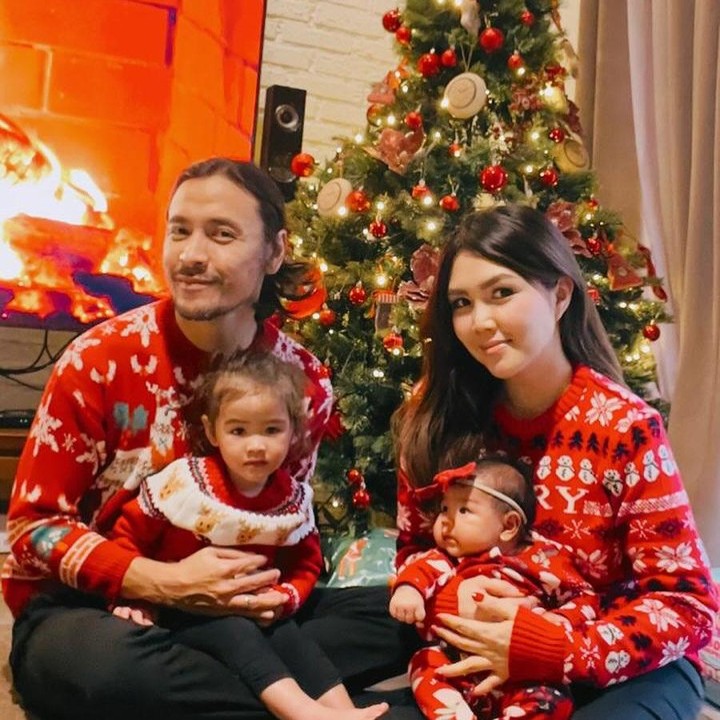 <p>Tahun 2024 juga menjadi bulan di mana Darah merayakan Hari Natal pertamanya bersama keluarga. Bersama kakak berserta orang tuanya, Darah tampil menggemaskan dengan pakaian serba merah. (Foto: Instagram: @marcello_tahitoe)</p>