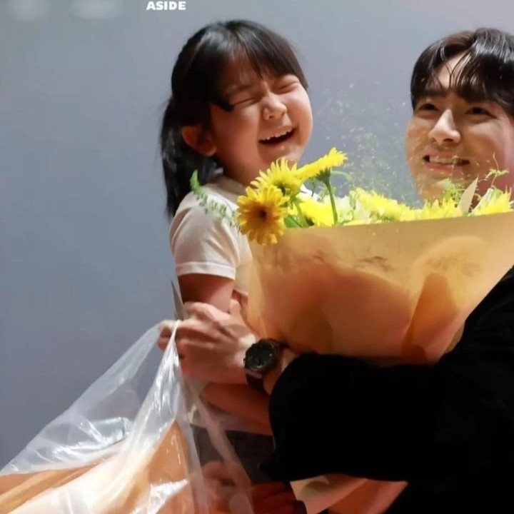 <p>Ditambah lagi dengan chemistry ayah dan anak yang terjalin baik antara Lee Jun Hyuk sebagai Eun-ho dan Ki So-yu sebagai Byul. Banyak penonton yang dibuat gemas dengan adegan kebersamaan ayah dan anak yang satu ini. (Foto: Instagram @beasera_freedom)</p>