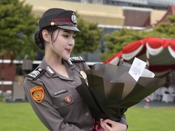 Viral Disebut Mirip Artis Korea, Polwan Ini Cerita Perjuangan Single Mom