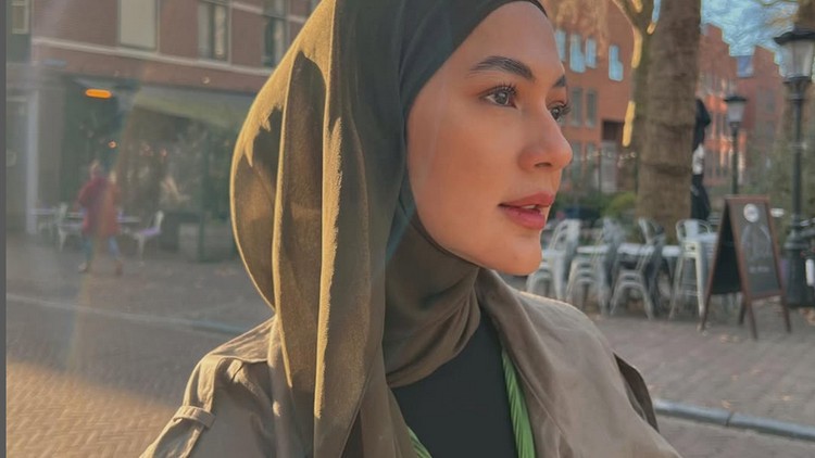 Gaya hijab Paula Verhoeven Wong.