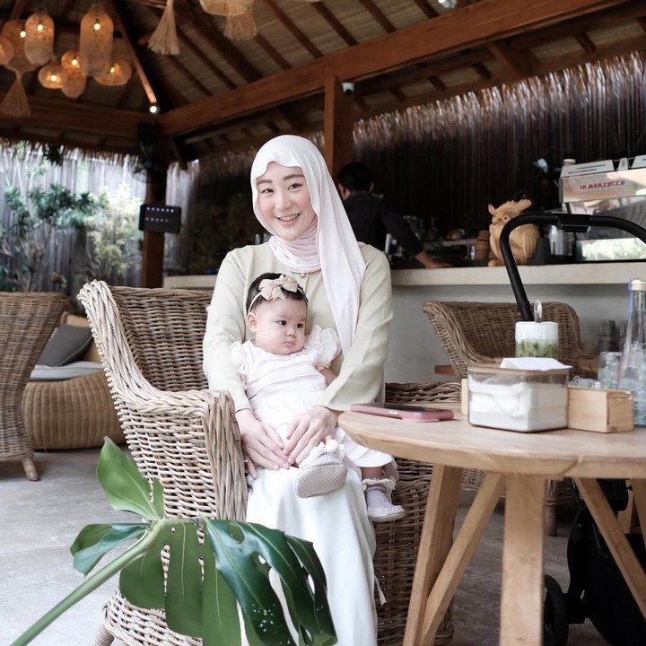 <p>Alesha sendiri lahir pada 22 Juni 2024 dan akan genap berusia enam bulan. Larissa pun kerap membagikan momen kebersamaannya bersama sang putri. (Foto: Instagram: @larissachou)</p>