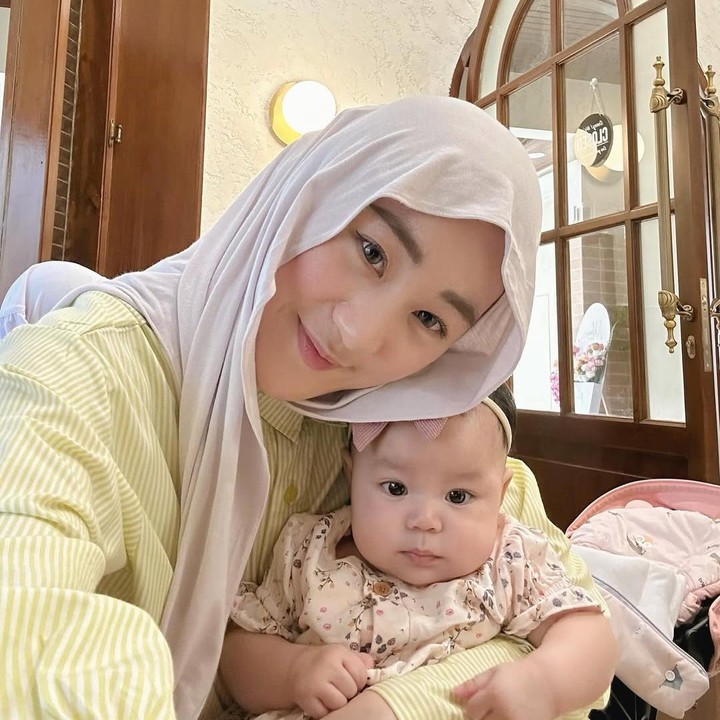 <p>Larissa Chou tengah menikmati perannya sebagai Bunda dua anak. Terlebih, kini dirinya memiliki seorang bayi cantik bernama Alesha Alifa Habatillah Rosadi.  (Foto: Instagram: @larissachou)</p>