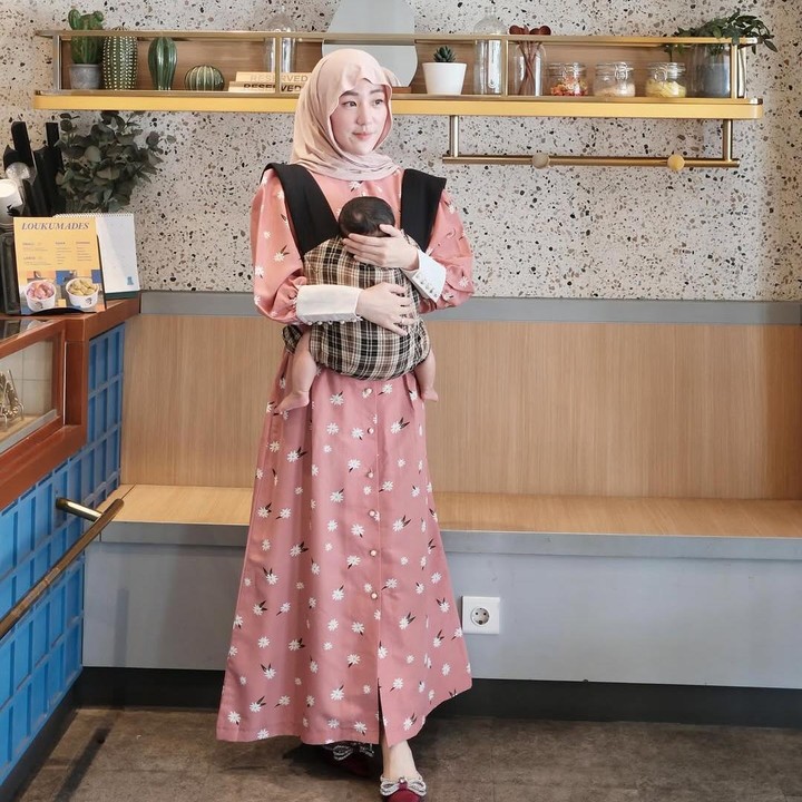 <p>Larissa juga tetap terlihat anggun ketika mengenakan gamis nih, Bunda. Gayanya ini turut dipadukan dengan heels berpita warna merah yang cantik. (Foto: Instagram: @larissachou)</p>