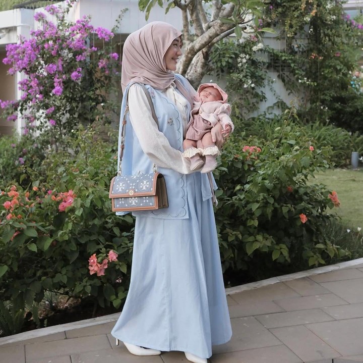 <p>"Suka banget <em>outfit</em>-nyaaaaa," kata seorang netizen dengan emotikon hati. "<em>OOTD</em>-nya Cici enggak pernah gagal," papar netizen lainnya. (Foto: Instagram: @larissachou)</p>