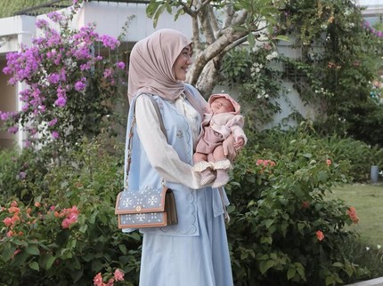 Curi Perhatian, 7 Potret Gaya Larissa Chou Tetap Modis saat Momong Bayinya