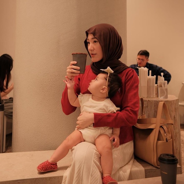 <p>Pada foto lainnya, Larissa tampil menawan dengan kemeja merah maroon yang sesuai dengan tren warna 2025 dan rok putih. Gayanya ini pun turut diselaraskan dengan pakaian dan sepatu Alesha yang berwarna senada. (Foto: Instagram: @larissachou)</p>