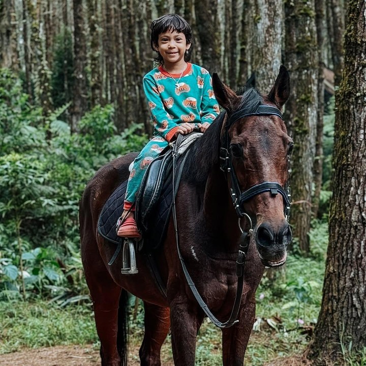 <p>Melalui laman Instagram-nya, Poppy kerap membagikan berbagai potret kebersamaan-nya dengan sang putri. Mulai dari jalan-jalan hingga berlibur. (Foto: Instagram: @popsovia)</p>