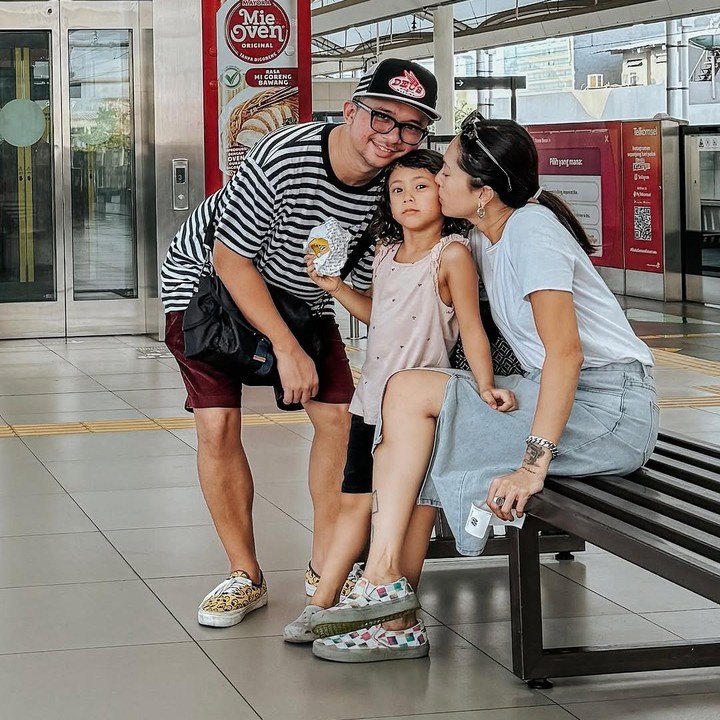 <p>Dalam salah satu unggahannya, terlihat Poppy bersama June bersama-sama menaiki transportasi MRT. June terlihat sangat menggemaskan dengan kaos krem dan celana hitam. (Foto: Instagram: @popsovia)</p>