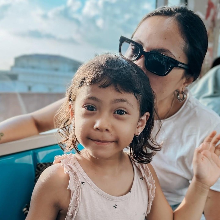 <p>"<em>Slide</em> terakhir bonus video endus-endus June ya gais. Semoga masih selalu bisa dan mau diendus sampai gede ya June," papar perempuan 40 tahun ini. (Foto: Instagram: @popsovia)</p>