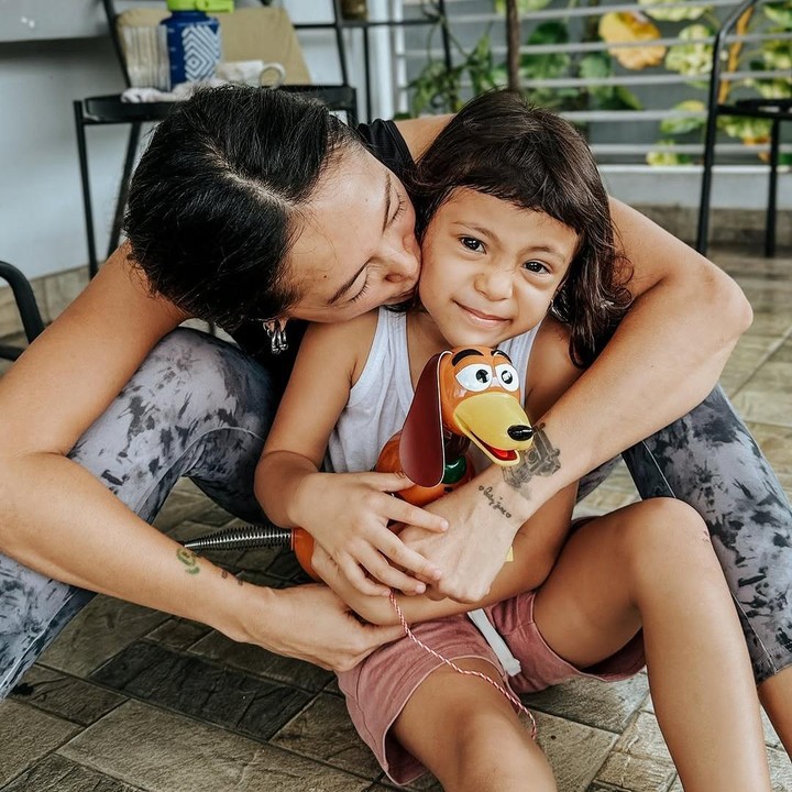 <p>Banyak netizen yang salah fokus dengan kecantikan June nih, Bunda. Bahkan, tidak sedikit yang menyebut June adalah Poppy Sovia versi <em>sachet</em>. (Foto: Instagram: @popsovia)</p>