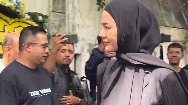 Serba Hitam, 6 Potret Paula Verhoeven Datang Melayat Ayah Baim Wong