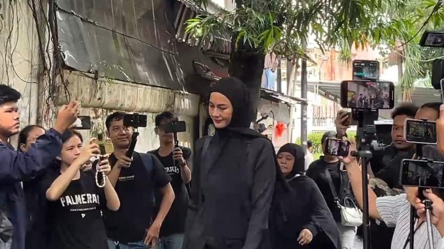 Kedatangan Paula melayat ayah Baim Wong yang meninggal dunia Kedatangan Paula melayat ayah Baim Wong yang meninggal dunia.