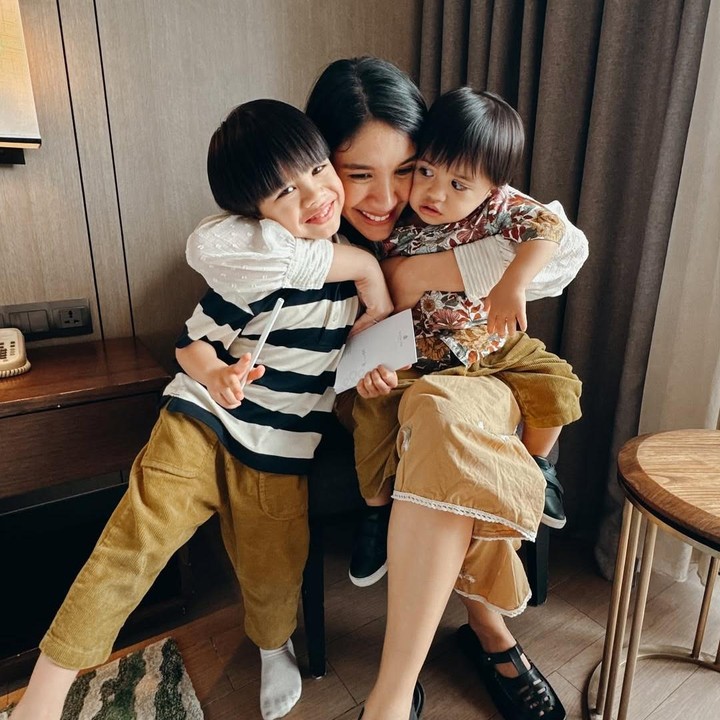 <p>Acha Sinaga juga tengah mengandung anak ketiganya di saat Si Bungsu Kenan baru berusia satu tahun. Kenan pun akan resmi menjadi seorang kakak ketika dirinya sudah berusia dua tahun. (Foto: Instagram: @achasinaga)</p>