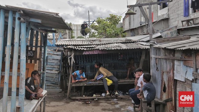 Anggota Dewan Ekonomi Nasional (DEN) Arief Anshory Yusuf mengusulkan garis kemiskinan Indonesia dinaikkan menjadi Rp765 ribu per orang per bulan.