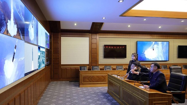 Pemimpin Korea Utara Kim Jong Un mengeklaim sukses melakukan uji coba rudal balistik hipersonik pada Senin (6/1).