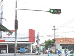 Sempat Mati, Lampu Lalin di Jalan Pangeran Drajat Cirebon kembali Menyala