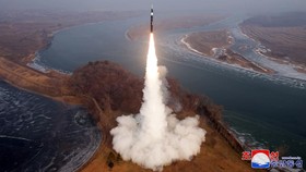 FOTO: Kim Jong Un Pamer Korut Uji Coba Rudal Hipersonik Baru