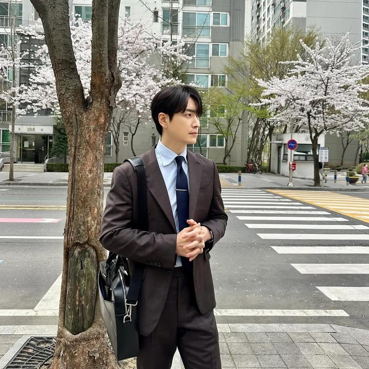 <p>Lee Jun Hyuk berhasil mengesankan penonton melalui aktingnya sebagai sekretaris sekaligus ayah yang cerdas, romantis, dan ramah. Tak ayal, Love Scout jadi salah satu drakor yang digandrungi para penonton saat ini (Foto: Instagram @leejunhyuk05)</p>
