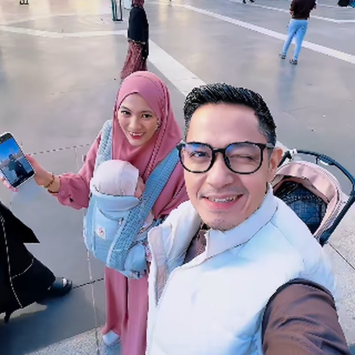 <p>Banyak netizen yang dibuat gemas dengan sosok Lia yang mengenakan kerudung nih, Bunda. Tidak sedikit pula yang mendoaak kelancaran ibadah dari Lia dan keluarga. (Foto: Instagram: @ichasoebandono/@dude2harlino)</p>