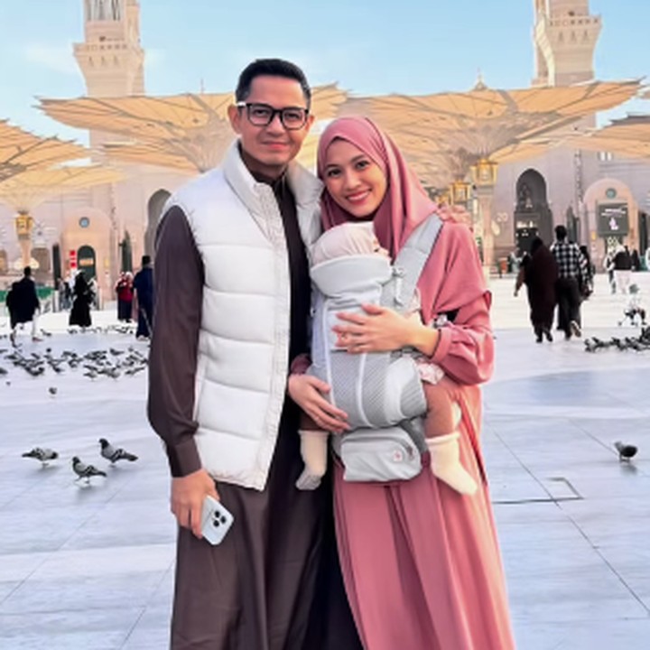 <p>"Jatuh cinta di kota penuh cinta, Madinah. <em>MasyaAllah tabarakallah. Allahumma sholli ala sayyidina Muhammad</em>," tulis Dude dengan menyisipkan emotikon hati. (Foto: Instagram: @ichasoebandono/@dude2harlino)</p>