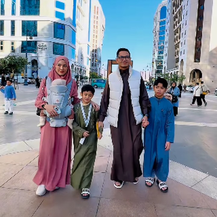 <p>Alyssa Soebandono dan Dude Harlino menjalankan ibadah umrah di awal tahun 2025. Tidak hanya berdua, Alyssa mengajak ketiga anaknya, yakni Rendra, Malik, dan Si Kecil lia. "<em>MasyaAllah tabarakallah.</em> Semoga segala doa di ijabah di tahun baru ini. Juga dilimpahkan rahmat-Nya dengan rezeki yang halala. Tidak lupa agar selalu sehat serta usia penuh bahagia dan berkah. Yang terutama, semoga kita bisa menjadi lebih baik lagi dan lagi. Semangat belajar tanpa henti mencari ridha-Nya. <em>Aamiin Allahumma Aamiin</em>," ujarnya. (Foto: Instagram: @ichasoebandono)</p>