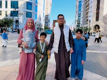 Kisah Haru Alyssa Soebandono & Dude Harlino Umrah Bareng Keluarga, Anak-anak Tak Ingin Pulang