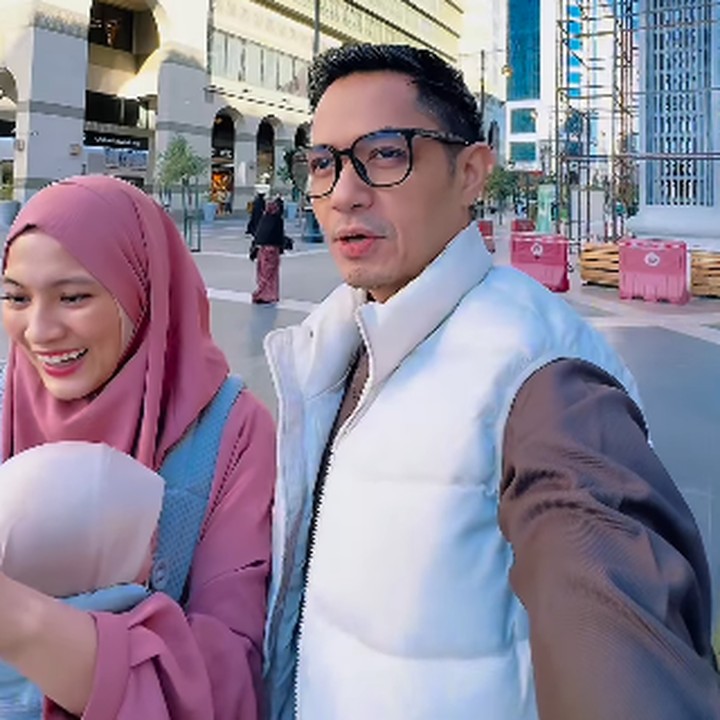 <p>"Liaaaaaaa gemessss bangetttt," ungkap seorang netizen dengan emotikon hati. "<em>MasyaAllah</em>, selamat menjalankan ibadah umrah Buncha, lancar, dan semoga sehat selalu," papar netizen lainnya. (Foto: Instagram: @ichasoebandono/@dude2harlino(</p>