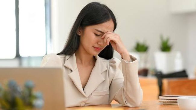 3 Trik Psikologi Biar Nggak Mudah Panik saat Tertekan dan Banyak Masalah