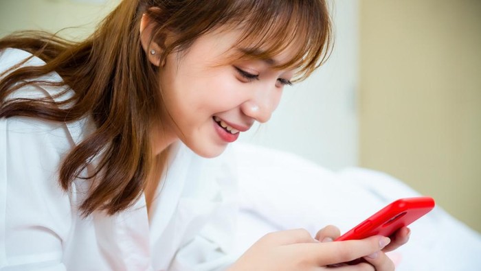 7 Kebiasaan Unik Orang yang Selalu Cepat Balas Chat, Kamu Termasuk?