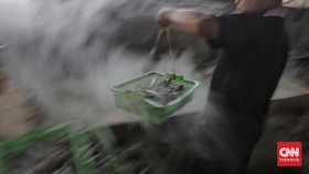 FOTO: Nestapa Perajin Ikan Asin Ketika Cuaca Buruk