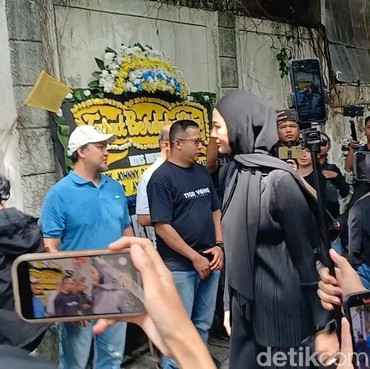 Paula Verhoeven Melayat ke Rumah Duka Ayah Baim Wong