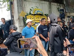 Video: Kedatangan Paula Verhoeven di Rumah Duka Ayah Baim Wong