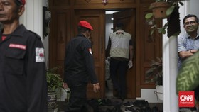 FOTO: Momen-momen Penyidik KPK Geledah Rumah Hasto Kristiyanto