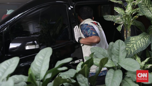 Geledah 2 Rumah di Kasus Kemnaker, KPK Sita 3 Mobil dan 1 Motor KPK menyita tiga mobil dan satu motor terkait penyidikan dugaan korupsi di Kementerian Ketenagakerjaan. Delapan tersangka terlibat dalam kasus ini.
