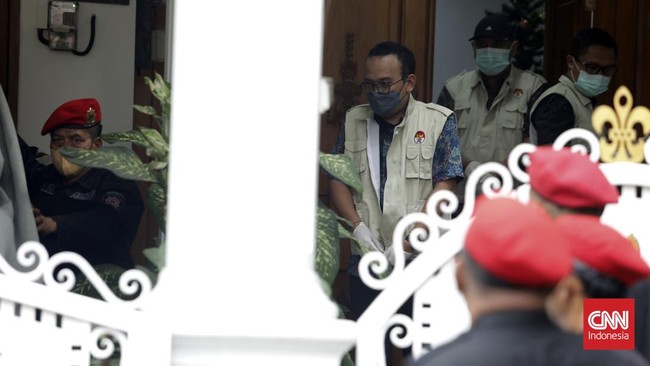 KPK menjelaskan penggunaan koper biru saat melakukan penggeledahan di rumah Sekjen PDIP Hasto terkait kasus Harun Masiku.
