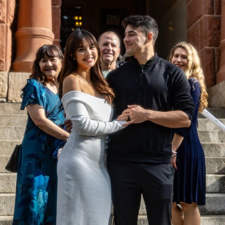 <p>Momen ini terasa pas karena ibunda, ayah, dan saudara perempuan Tyler hadir mendampingi keduanya. Tak hanya itu, Aurelie juga mengenakan gaun putih yang cocok dipakai saat menikah. "Untungnya, saya punya ide untuk mengenakan gaun putih hari itu, tidak mewah tetapi setidaknya terasa pas! Ibu, ayah, dan saudara perempuan Tyler ada di sana untuk mendukung kami, yang membuat momen itu semakin istimewa," tulisnya. (Instagram @aurelie)</p>