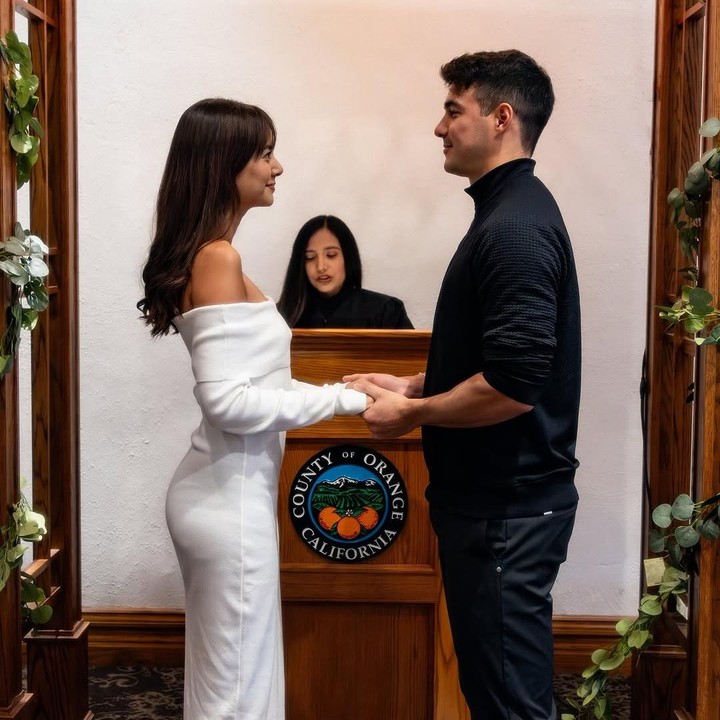 <p>Saat mengurus surat izin menikah, keduanya langsung diminta ke altar oleh petugas. Pasangan ini pun mengucap janji di altar tanpa pesta besar. (Instagram @aurelie)</p>