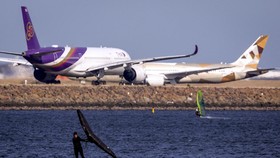 Pesawat Etihad Airways Gagal Terbang Diduga Gegara Ban Meletus