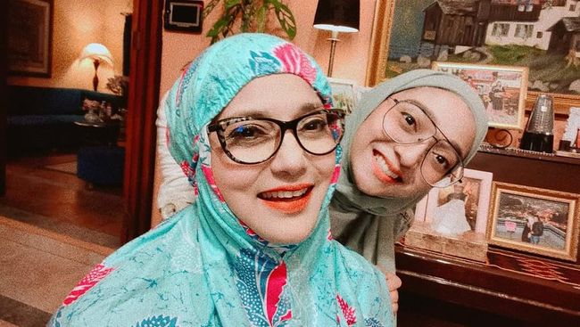 Chiki Fawzi Unggah Foto-foto yang Dikirim Marissa Haque lewat WhatsApp