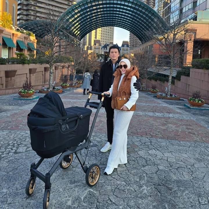 <p><em>Postingan</em> itu pun langsung diramaikan komentar netizen yang ikut gemas dengan keharmonisan keluarga kecil yang satu ini. Tak sedikit juga yang mengucapkan doa untuk mereka, Bunda. (Foto: Instagram@princessyahrini)</p>