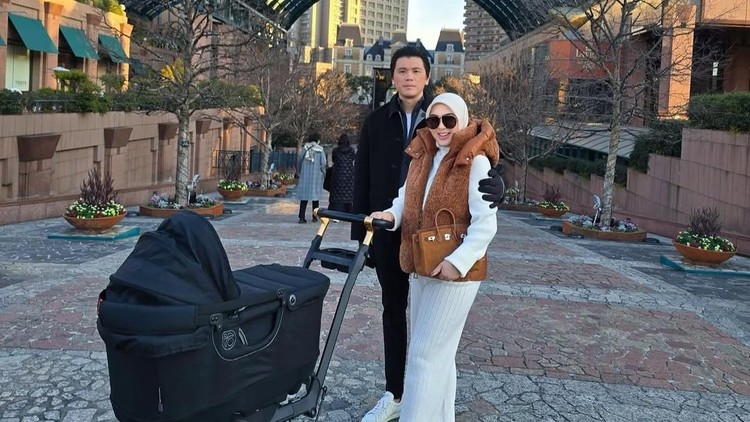 Potret Syahrini dan Reino Barack Ajak Anak Pulang Kampung