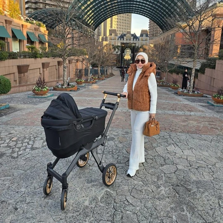 <p>"Selamat tahun baru 2025 Incess sayang, Pak R dan baby. Semoga penuh dengan kebaikan di tahun baru ini ya. Amin YRA, kangen Incess deh," kata seorang netizen. "Wah bawa <em>baby</em> jalan-jalan, ya. Cinta banget sama keluarga ini," kata netizen lainnya. (Foto: Instagram: @princessyahrini)</p>
