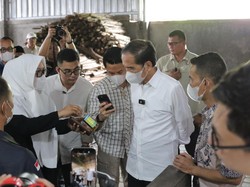 Jokowi Cek Pengolahan Sampah Plastik Jadi Bahan Bakar di Banjarnegara