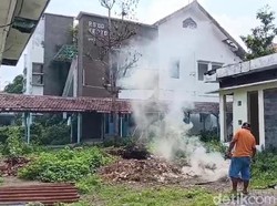 Tempat Karaoke di Bangunan Lama RSUD Kertosono Dibongkar Satpol PP