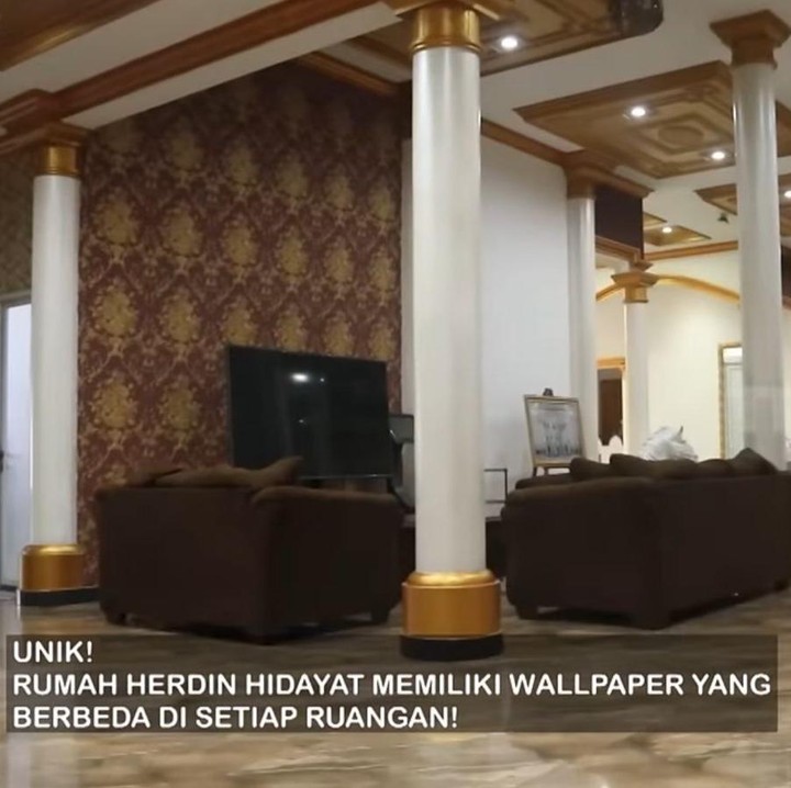 <p>Lantaran sering digunakan sebagai lokasi syuting, Herdin memilih motif dinding yang berbeda. "Jadi setiap dinding itu beda karena bisa dipakai misalnya buat syuting sinetron bisa jadi dua rumah, ruang tamu di sini, ada lagi ruang tamu di sana," jelas Herdin, dikutip dari kanal <em>YouTube TRANS7 OFFICIAL,</em> Selasa (7/1/2025). (Foto: YouTube TRANS7 OFFICIAL)</p>