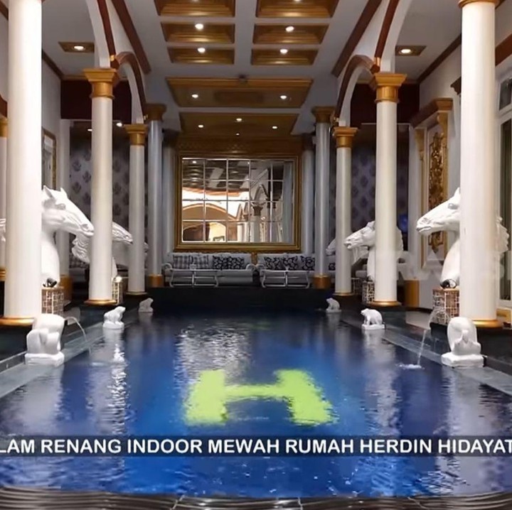 <p>Fasilitas lainnya yang sering menjadi sorotan publik adalah kolam renang mewah di dalam rumah. Uniknya, lantai kolam tersebut ternyata ada inisial nama Herdin dan sang istri, Riri Meirianti. Lokasi ini pula sering menjadi tempat syuting. (Foto: YouTube TRANS7 OFFICIAL)</p>